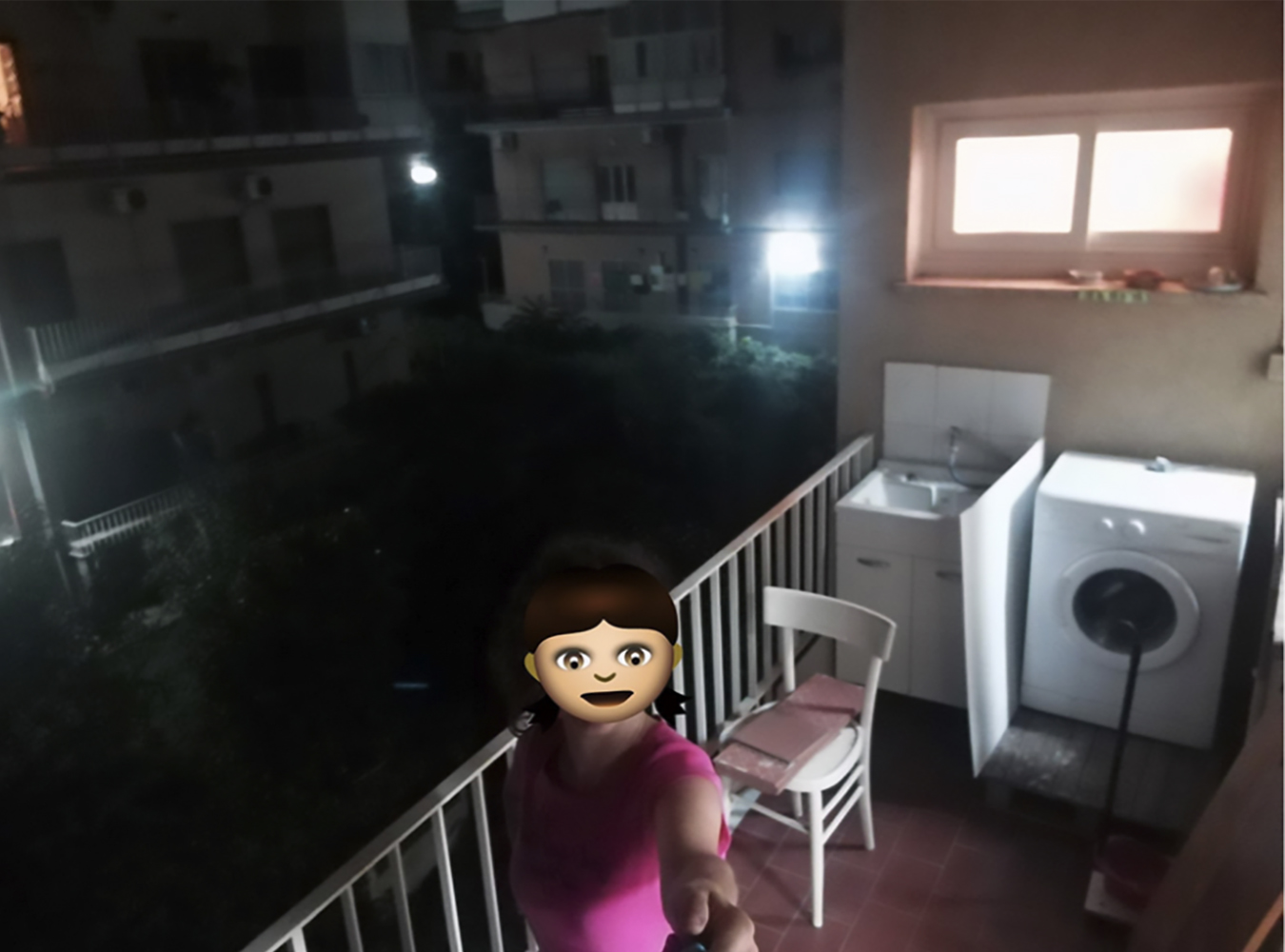 Unica copia al buio in bacone al centro viso coperto