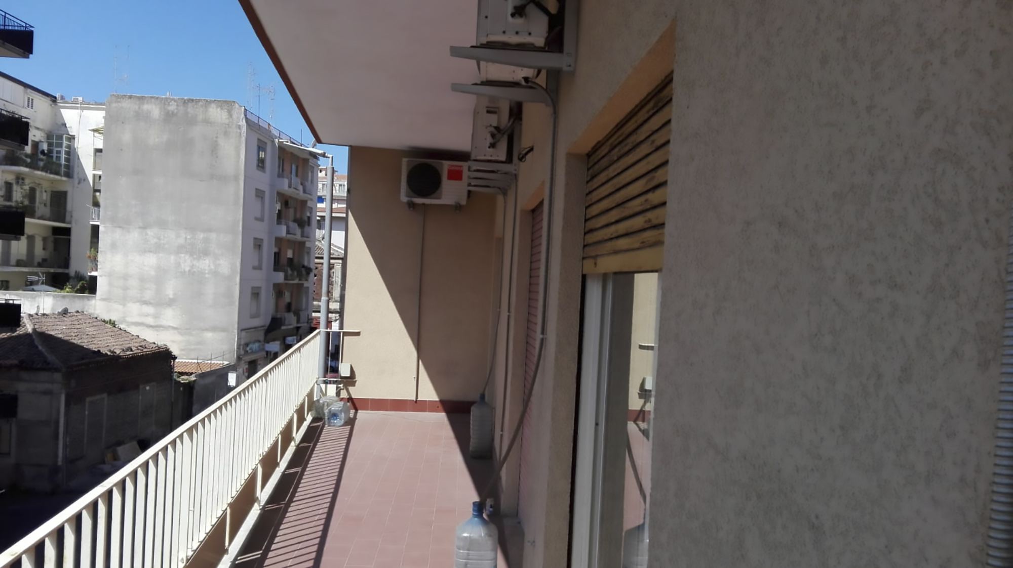 unica copia foto 2 bottiglie e una a terra lato beb